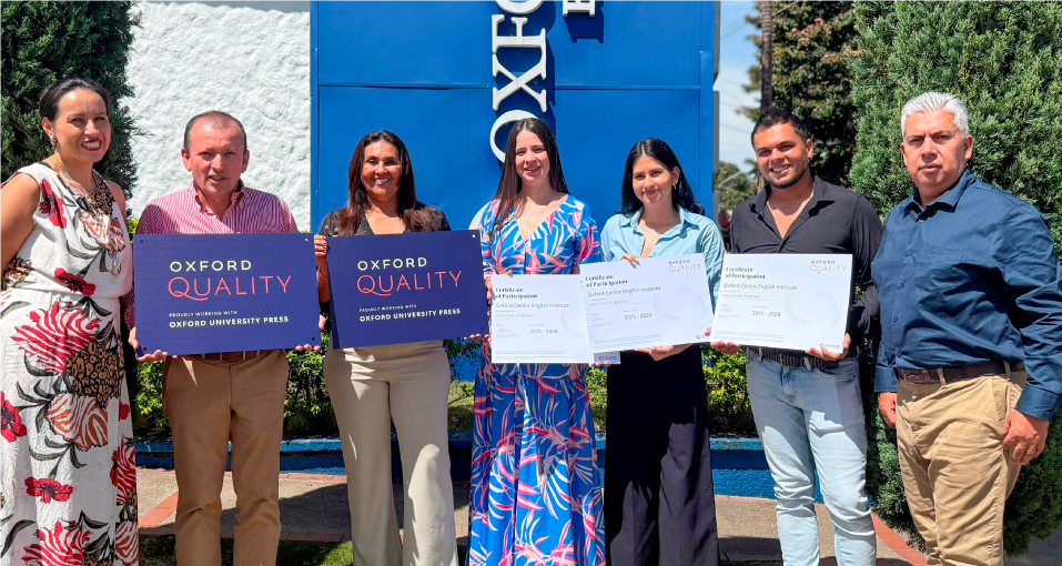 Equipo de Oxford Centre recibiendo el sello Oxford Quality y los certificados de Cambridge